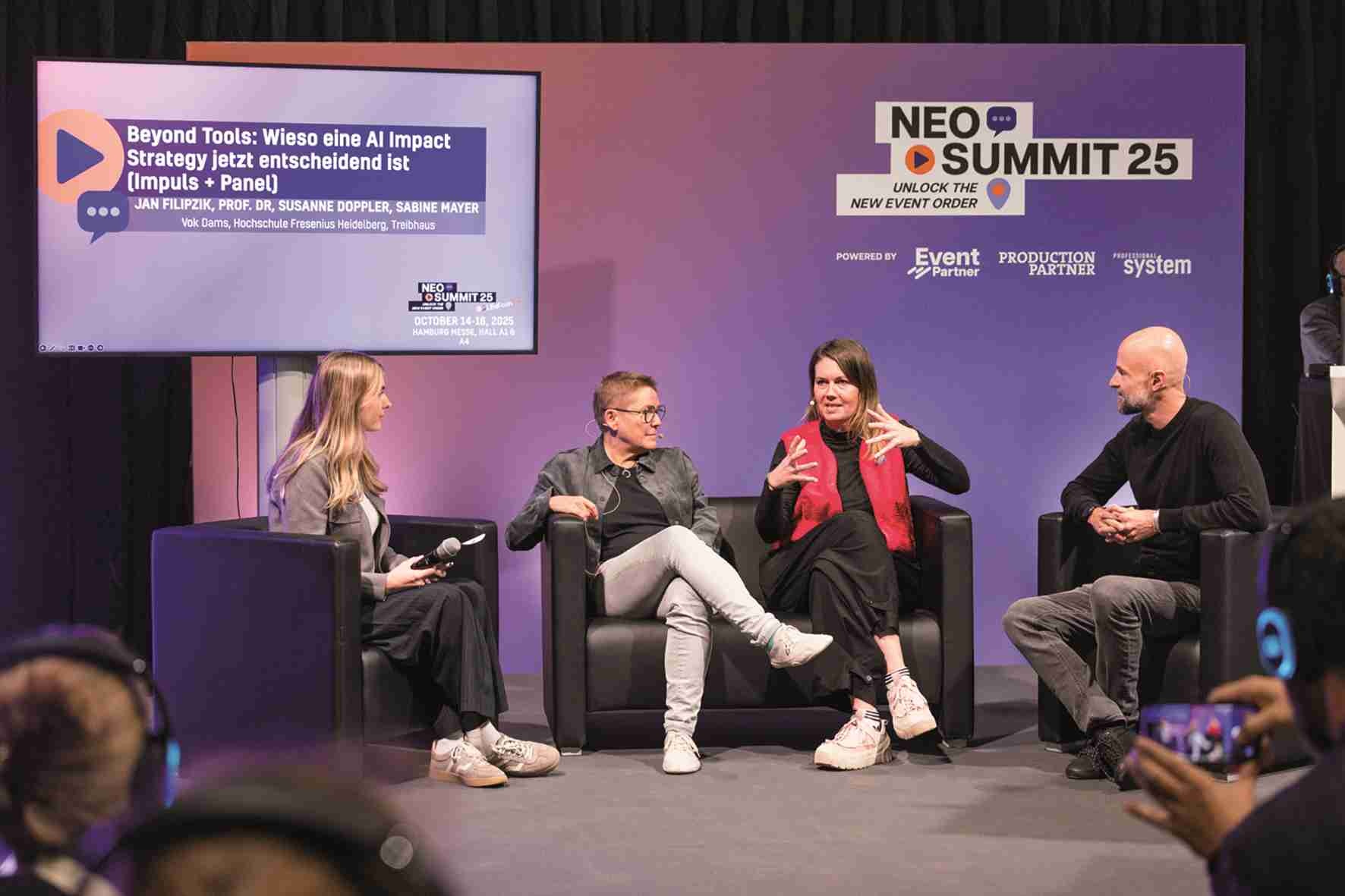 (v. r.) Jan Filipzik, Sabine Mayer und Susanne Doppler diskutieren zusammen mit Moderatorin Lena Hufmann, wie Event Professionals für die Arbeit mit KI vorbereitet werden können.