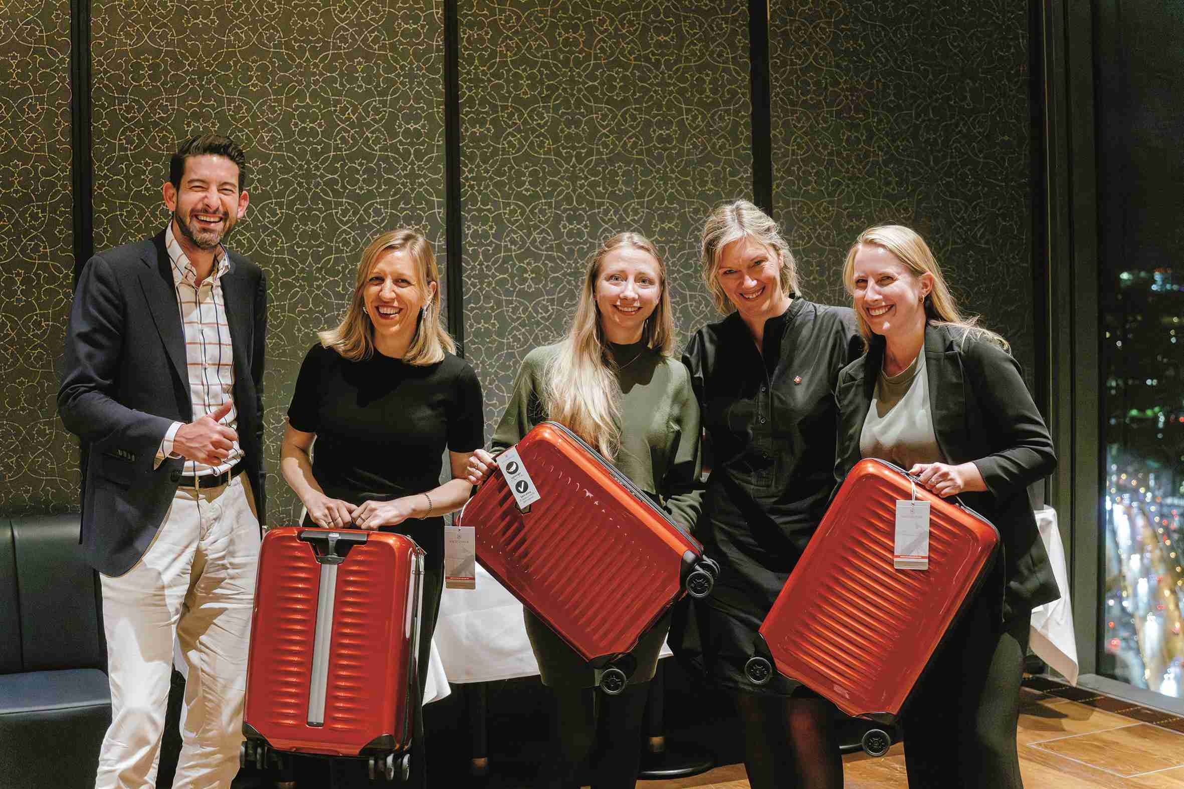 Die glücklichen Siegerinnen des ersten Event Hackathon gewannen Koffer im Schweizer Rot. Im Bild: Gregory Baur, Irina Graf, Felicitas Berodt, Katja Reinhardt und Hanna Wagner