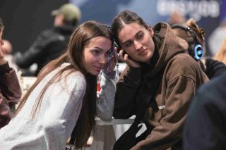 Zwischendurch gingen die Kopfhörer an der Silent Stage vom NEO Summit aus, weil der Andrang zu groß war.