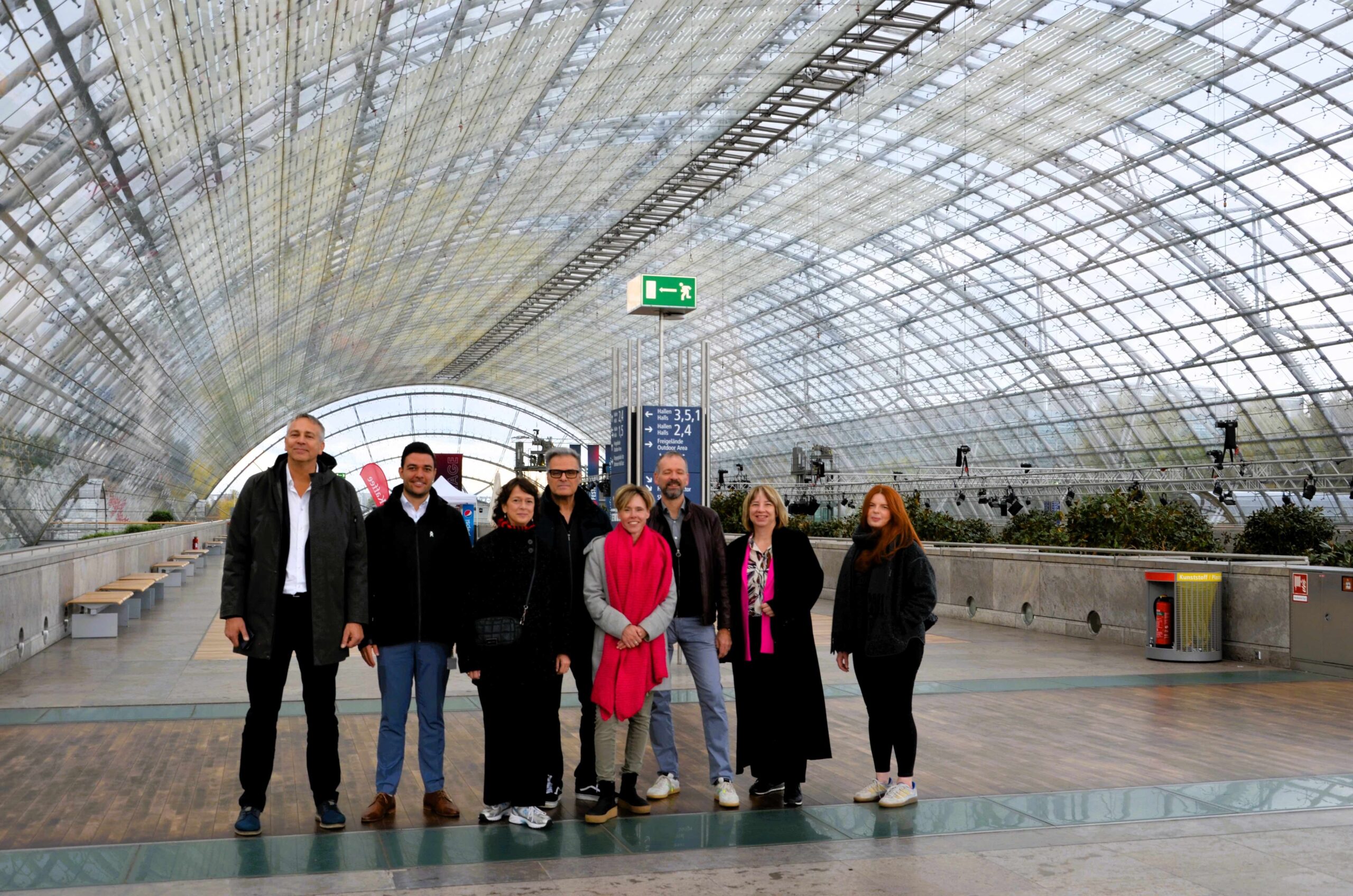 KRIDEM-Team bei der Leipziger Messe: Prof. Dr. Kai-Michael Griese/Hochschule Osnabrück, Michel Ghattas-Kämpfner/Leipziger Messe, Barbara-Maria Lüder/AUMA, Jürgen May/2bdifferent, Prof. Dr. Kim Werner/Hochschule Osnabrück, Dr. Christoph Soukup/2bdifferent, Antje Voigtmann/Leipziger Messe und Justine Hein/tw tagungswirtschaft & m+a report (von links, Foto: tw & m+a)