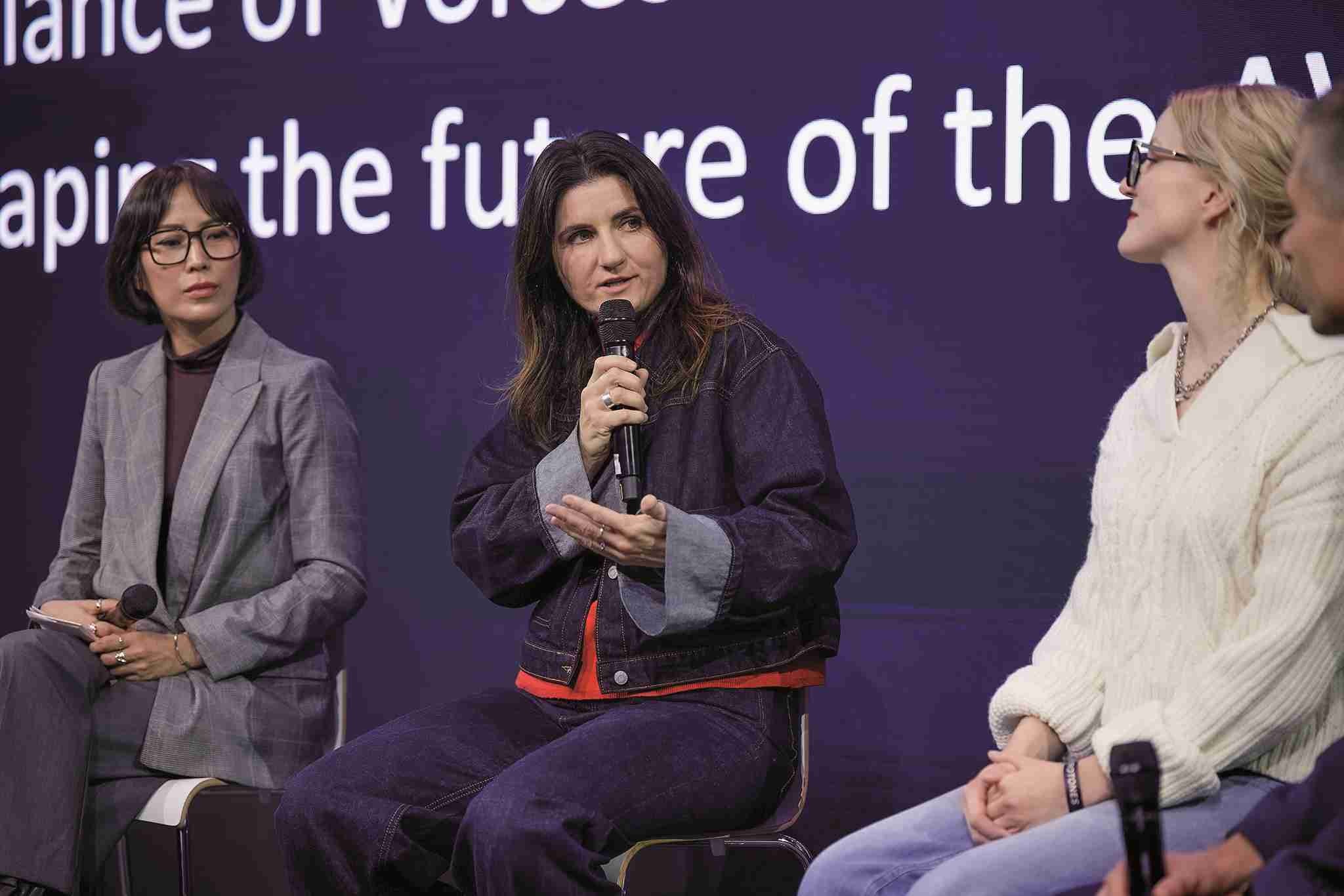 Podiumsdiskussion: vom Workshop auf die Bühne, moderiert durch Sebastian Messerschmidt.