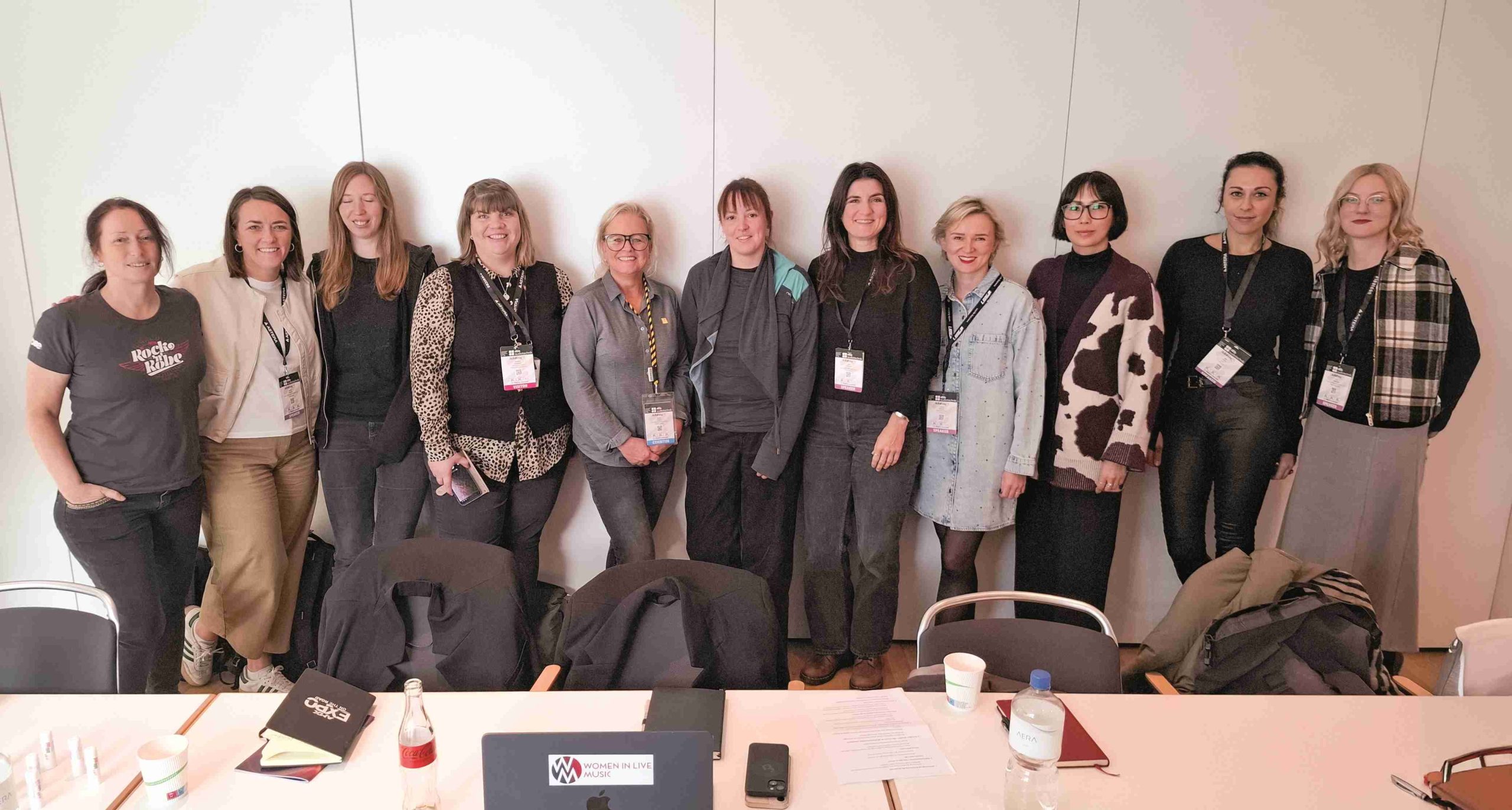 Die Workshop- Teilnehmerinnen 2025 (v.l.): Malle Kaas, Melanie Schobel, Sylvia „Koyo“ Tara, Georgina Cartwright, Wiebke Heyder, Theresa Maßop, Nike Ostendarp, Kamilla Wysocki, Odsuren Terbishdavga, Olga Kenig und Lisa Affenzeller
