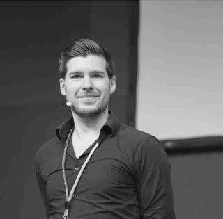 Miklas Bengsch Product Owner bei knw. by Live Matters GmbH. Miklas macht Event-Performance systematisch messbar. Aus 14 Jahren Projektleitung auf Konzern- und Agenturseite kennt er Budgets, Stakeholder und Freigaben aus erster Hand. Mit knw. übersetzt er Eventbezogene Flow- und Sentiment-Daten in klare, umsetzbare Empfehlungen, um den Mehrwert zu steigern, wertvolle Insights zu liefern und den ROI spürbar zu verbessern.