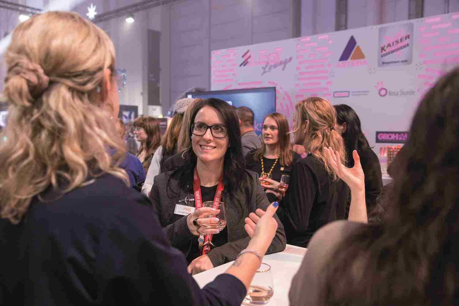 Die Rosa Stunde ist bereits Tradition auf der LEaT con: formlos-fröhliches Treffen rund ums pinke Case.