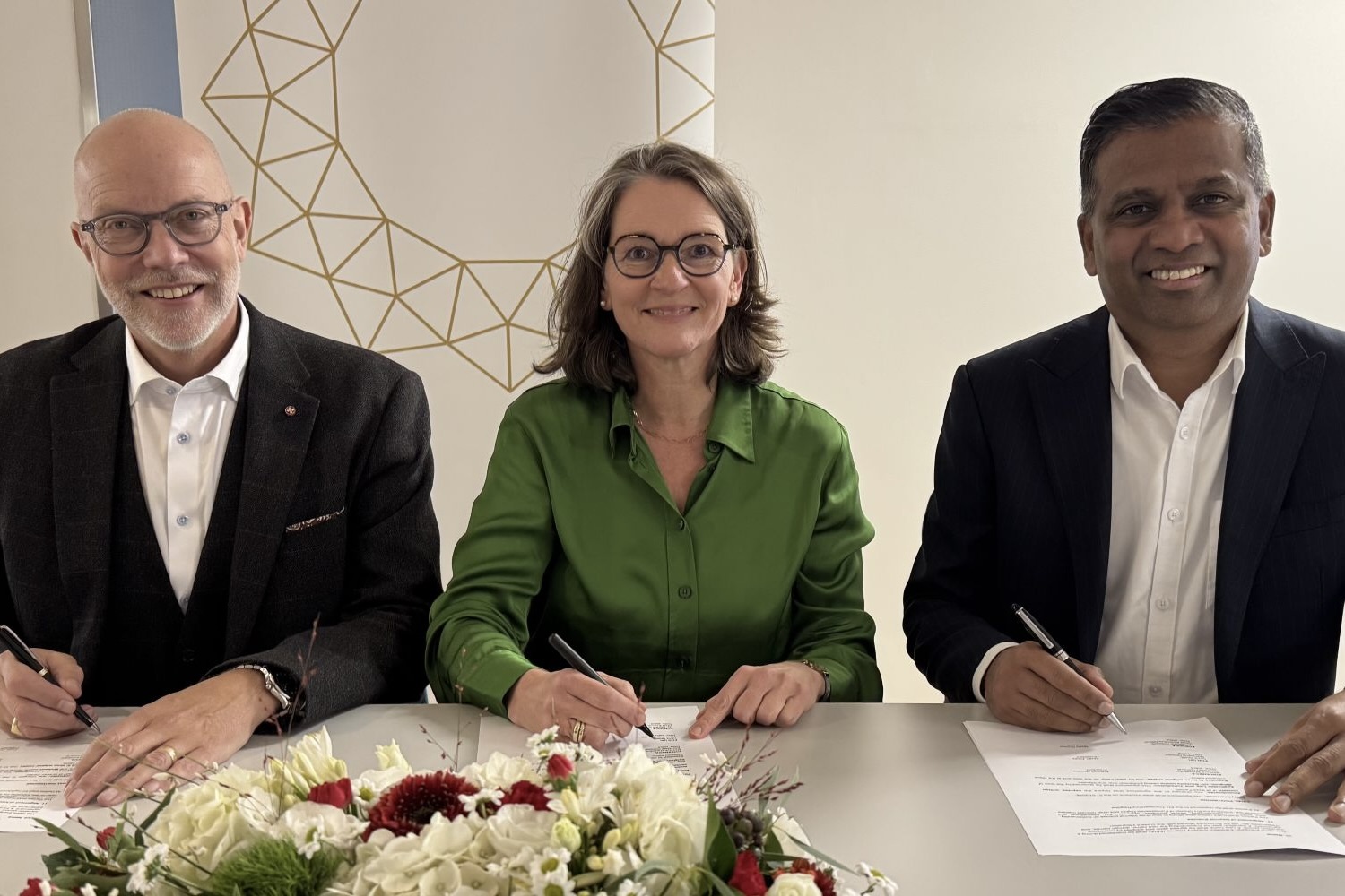 Die drei Vorsitzenden unterzeichnen die Vereinbarung.