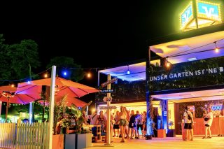 Blick auf den Stand der Volksbank auf dem San Hejmo Festival