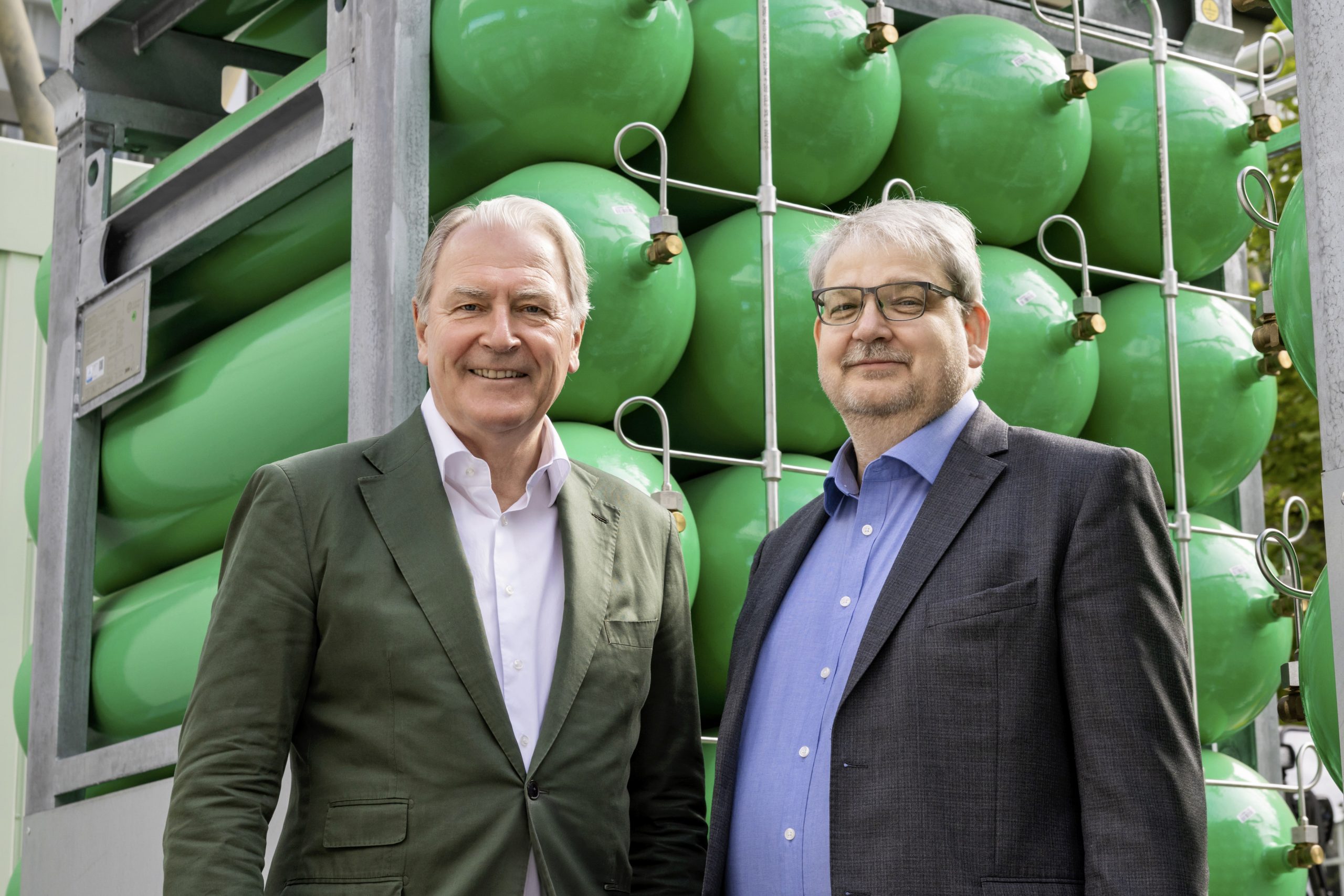 Gerald Böse, CEO Koelnmesse, und Karsten Wilhelmi, Gebietsleiter West bei DSV Fairs & Events bei der offiziellen Inbetriebnahme der ersten Wasserstofftankstelle auf dem Messegelände