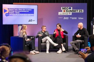 Moderatorin Lena Hufmann (l.) im KI-Panel mit (v.l.n.r.) Prof. Dr. Susanne Doppler, Sabine Mayer und Jan Filipzek auf dem NEO Summit 25.